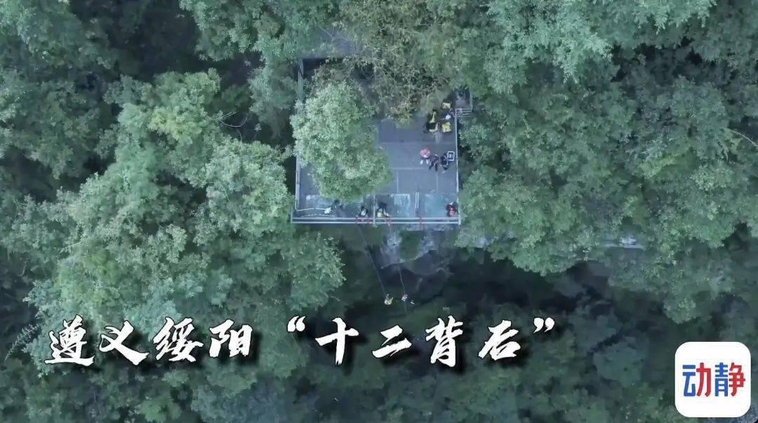 人气真的高!晚宴结束,C罗在护送下离开宴会厅