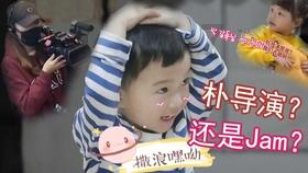 夕阳西下,父与子相伴的温馨画面,令人不禁泪目
