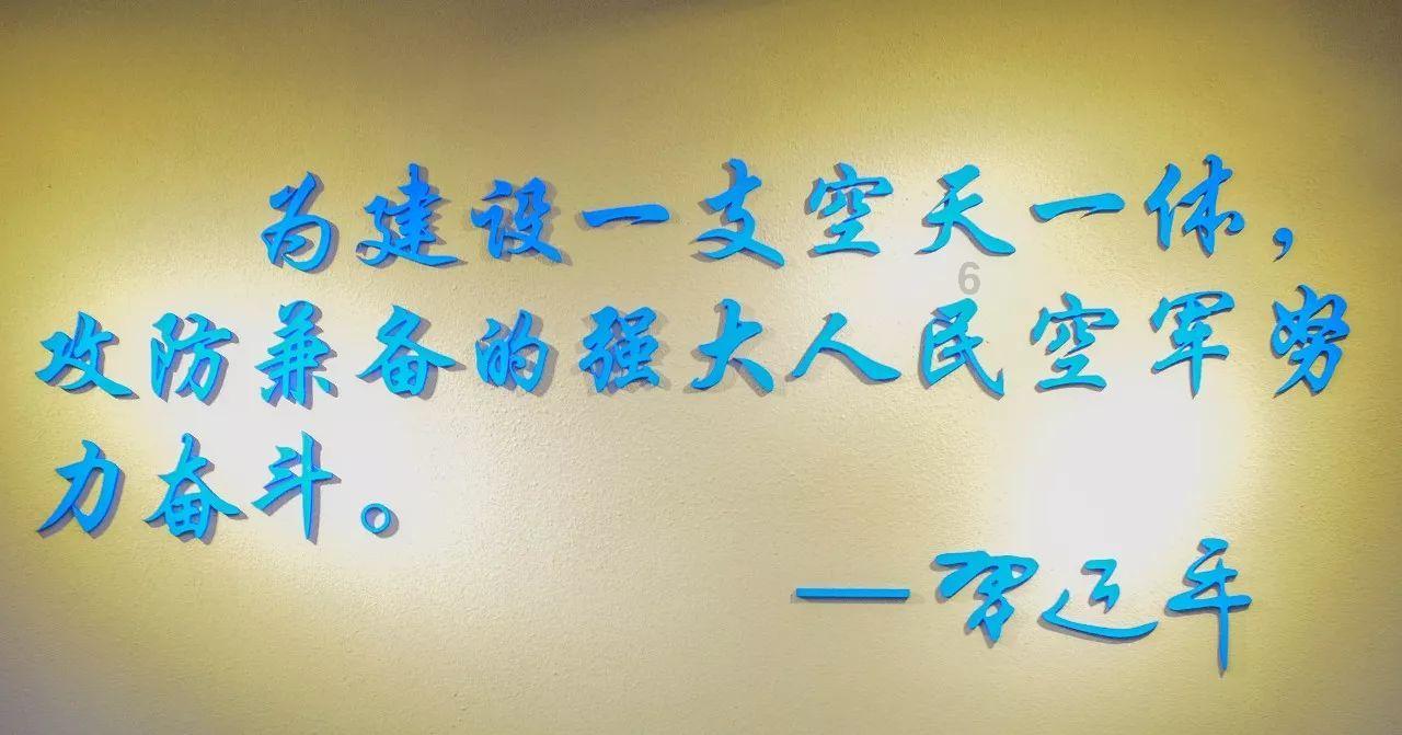 可爱女孩参加宴会