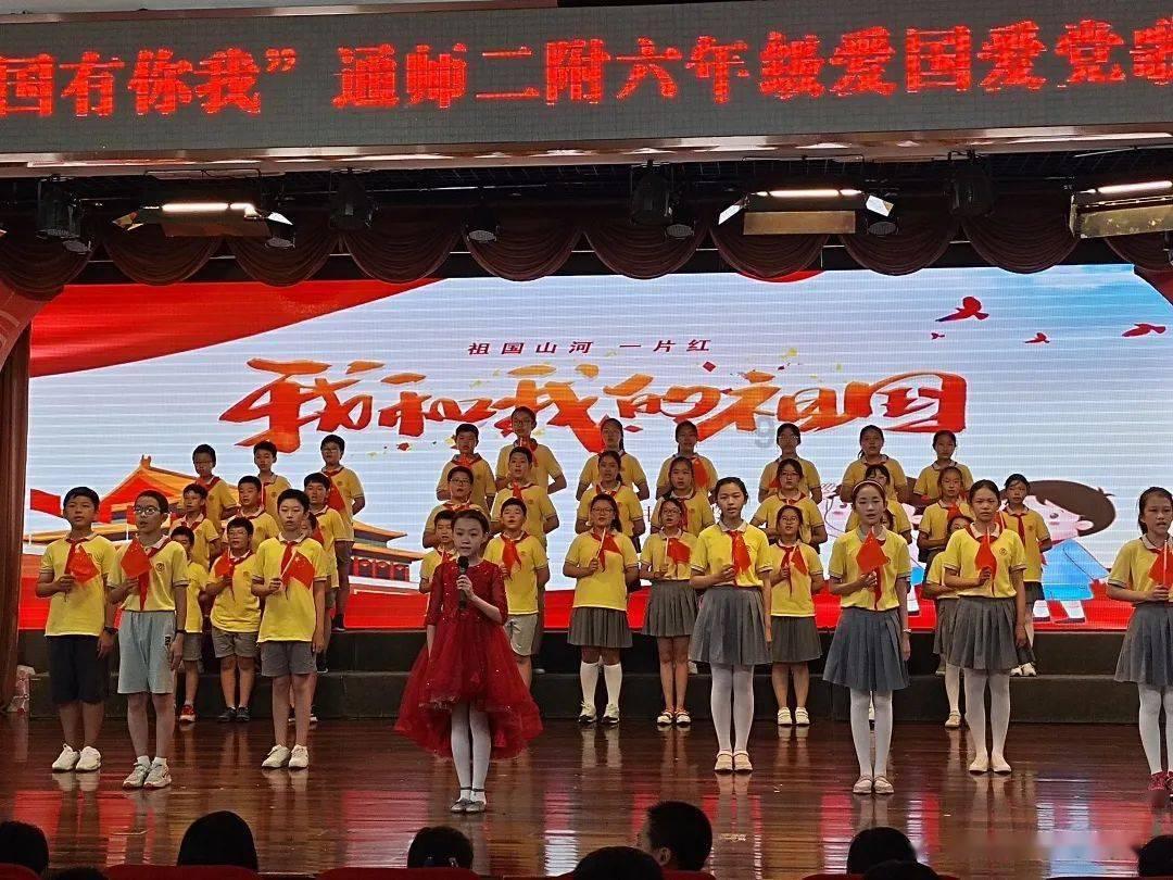 75岁邢质斌接孙子放学被围观!穿搭朴素不见央视主播风采,但气质就不是普通人