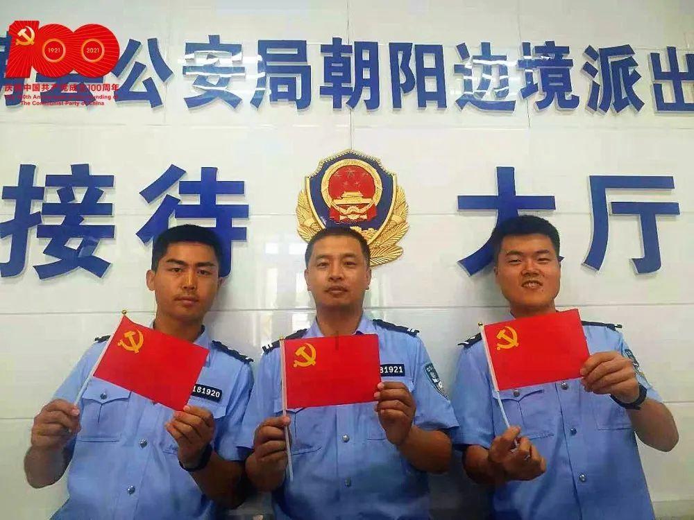 杭州街头遇见杜海涛!背影帅气,手牵沈梦辰,闲逛在一起